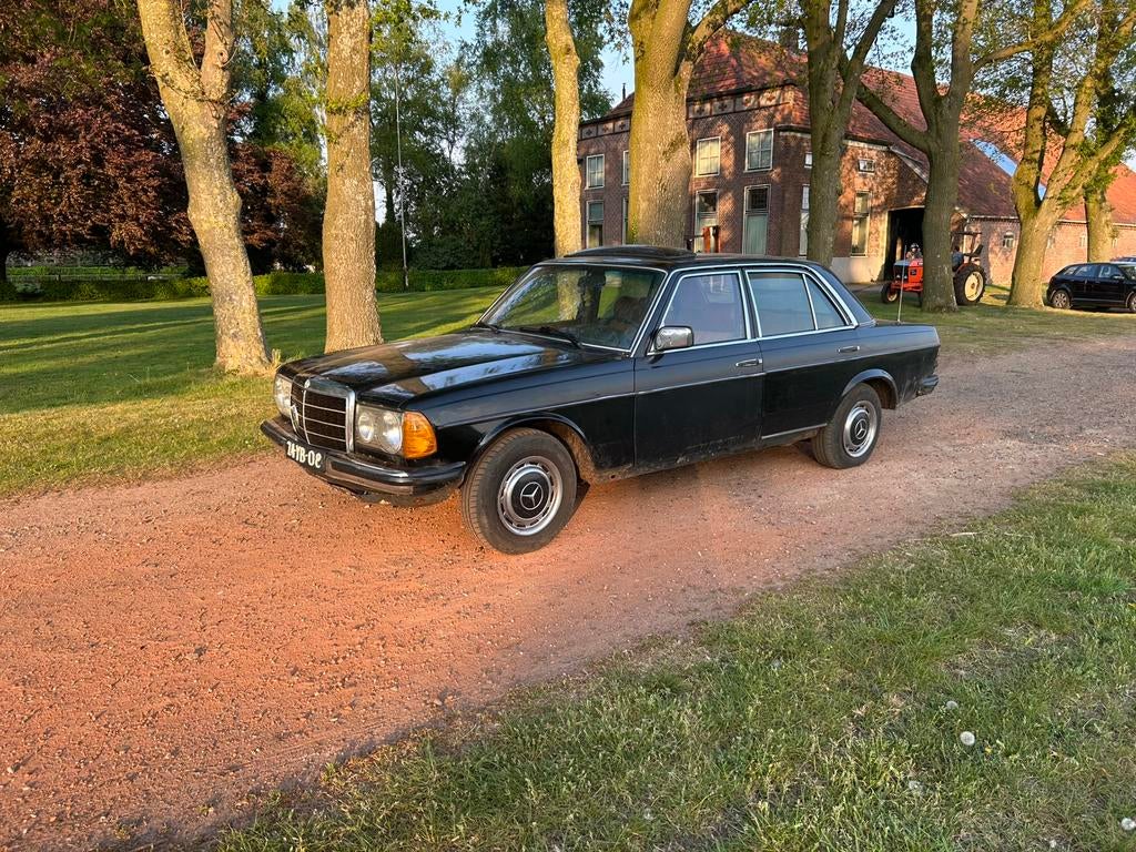 Mercedes W123 Wegenbelasting en APK vrij, Auto's, Achterwielaandrijving, Leder en Stof, Zwart, Mercedes-Benz