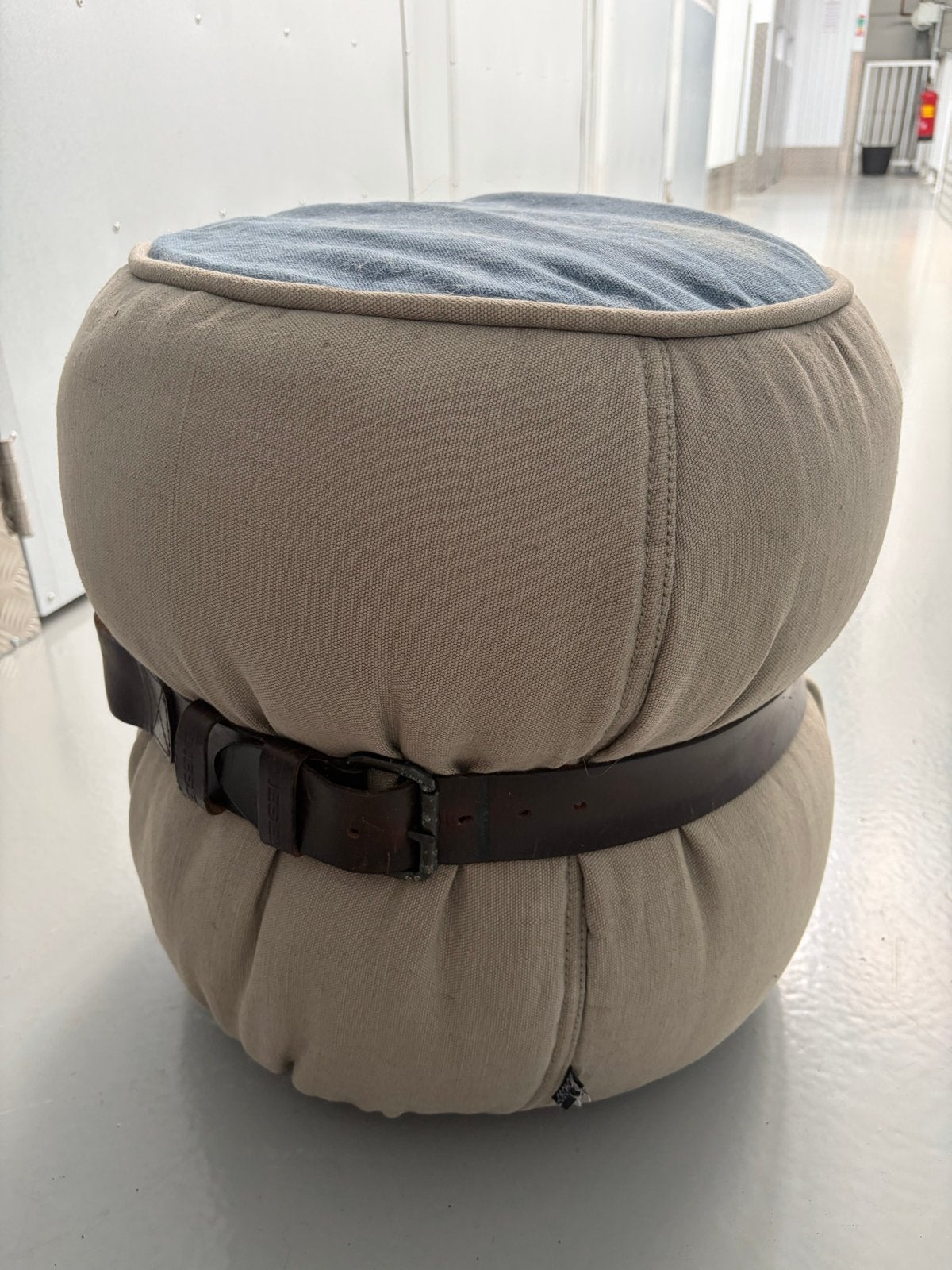 Diesel Home Moroso poef met riem - Nieuwprijs €700, Huis en Inrichting, Ophalen, Minder dan 50 cm, Gebruikt, Rond