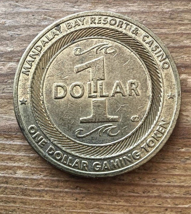Casino Mandalay Bay Las Vegas $1 Gaming Token one Dollar, Ophalen of Verzenden, Overige materialen, Buitenland