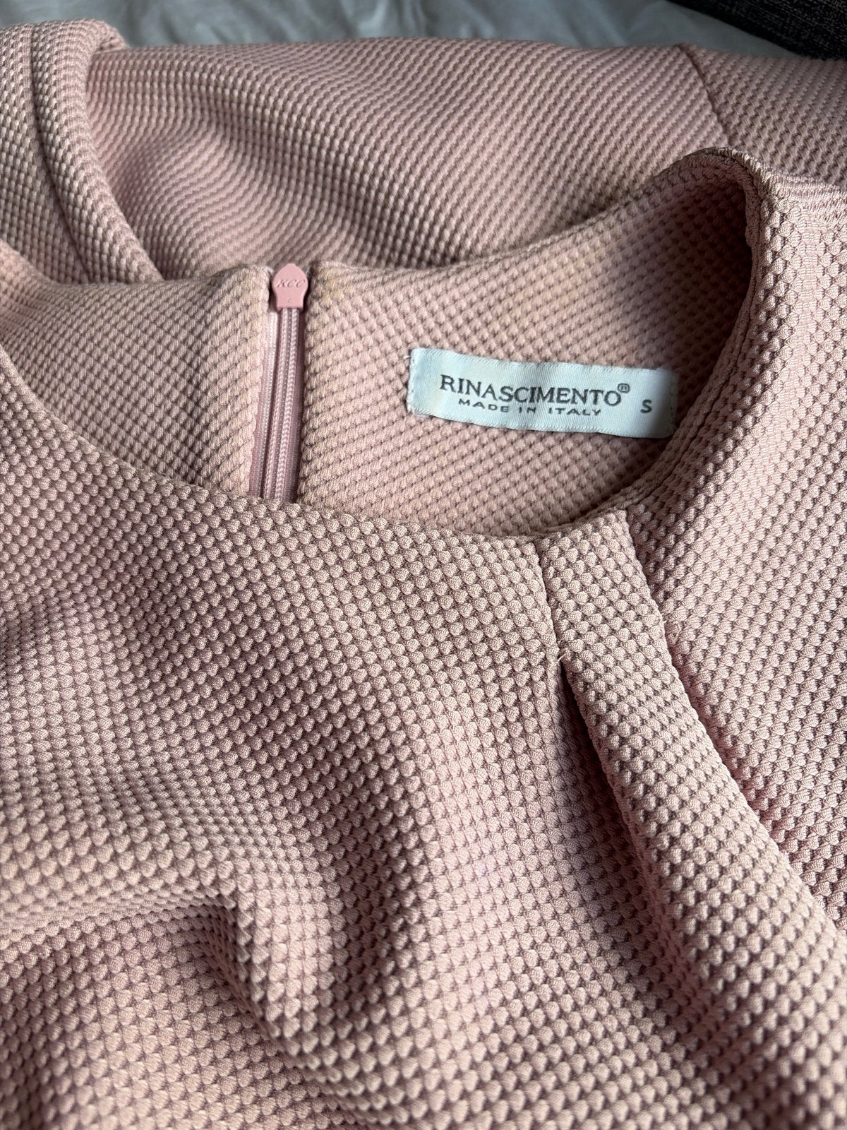 Rinascimento roze jurk met ruches, Kleding | Dames, Ophalen of Verzenden, Zo goed als nieuw, Knielengte, Roze