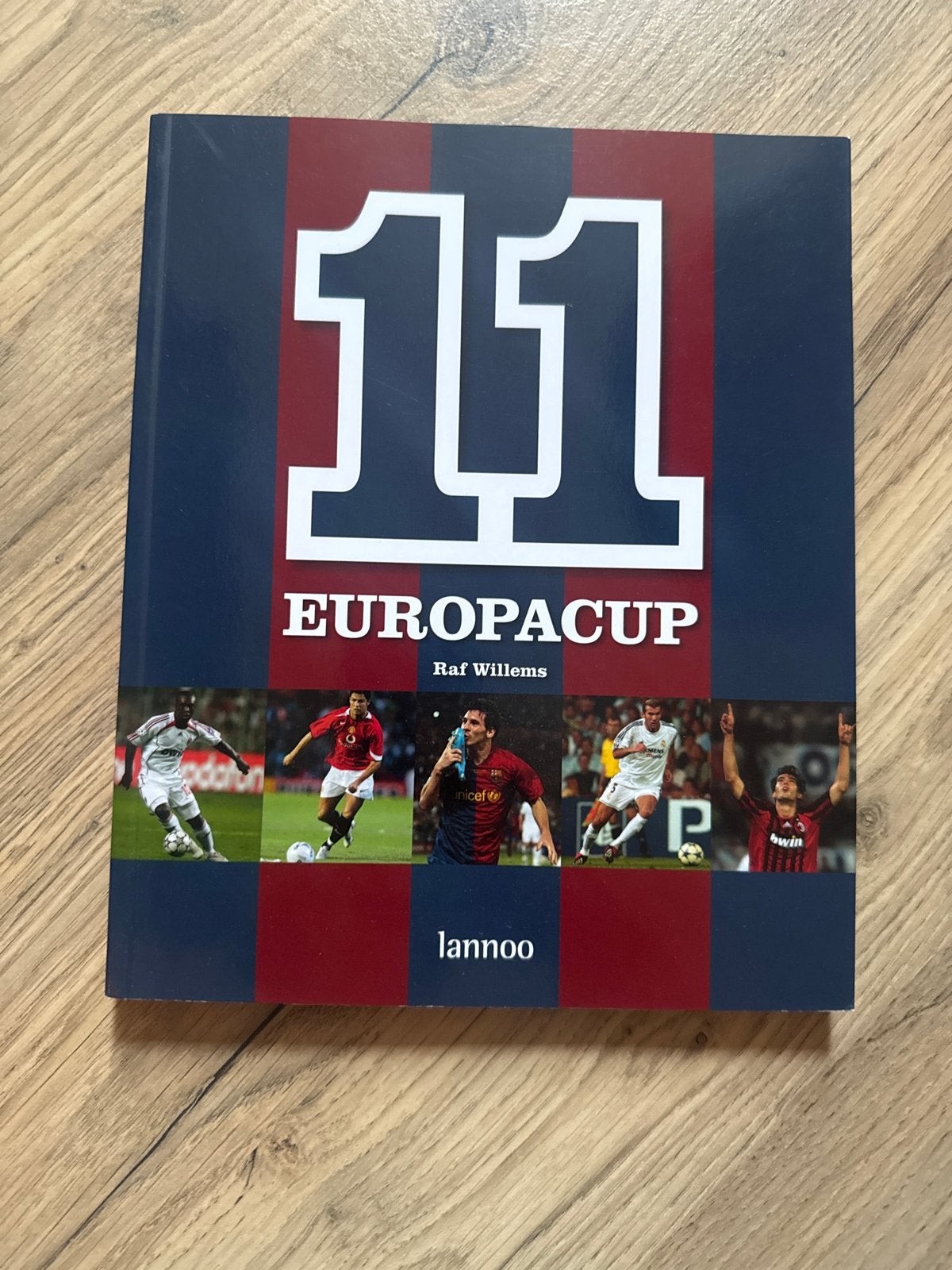 11 Europacup - Raf Willems - Voetbalboek, Ophalen of Verzenden, Zo goed als nieuw, Balsport