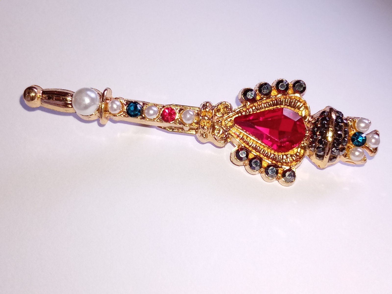 Goud gekleurd Broche met Rode Steen en Parelaccenten, Gebruikt, Ophalen of Verzenden, Goud, 7 tot 10 cm