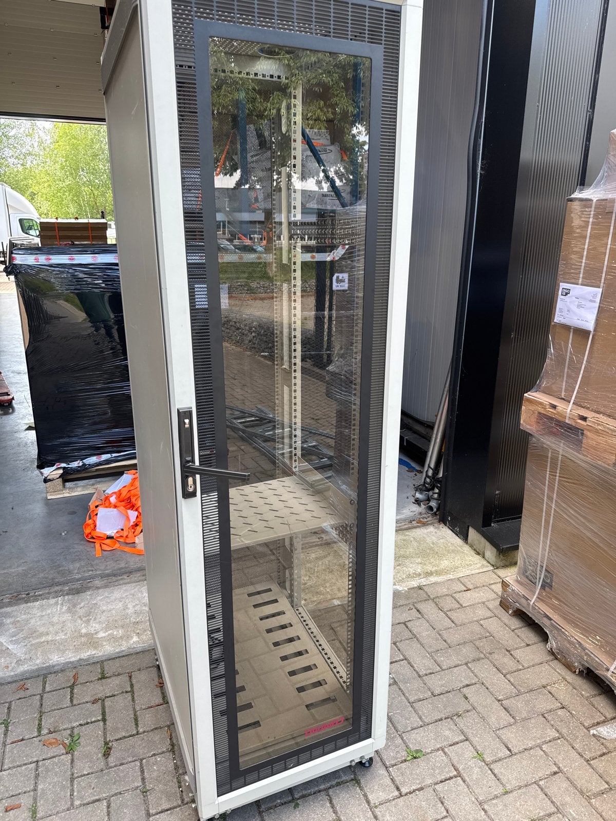 serverkast met glazen voordeur en APC PDU, Ophalen, Gebruikt, Glas, Geperforeerd