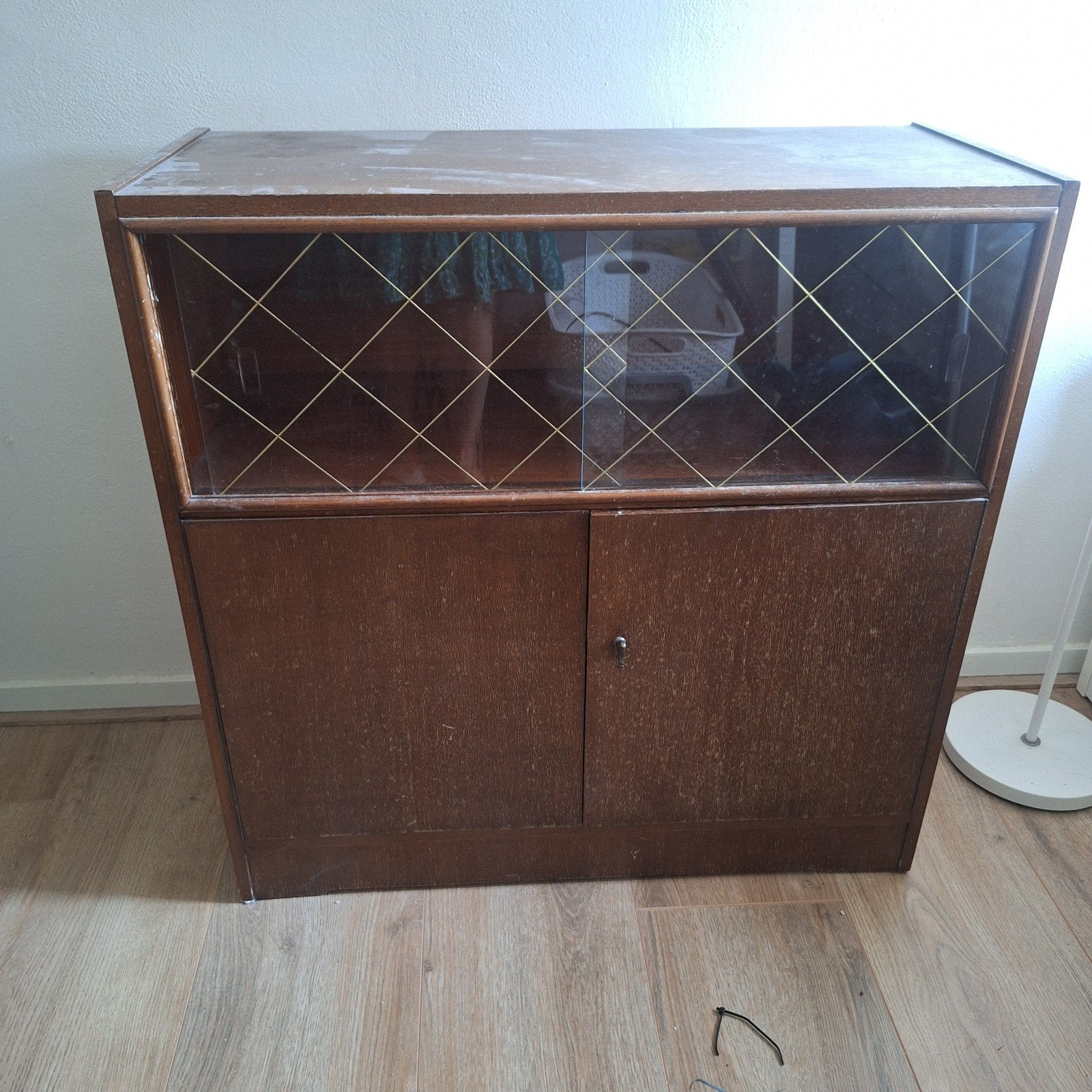 Vintage houten kast met glazen schuifdeuren, Ophalen