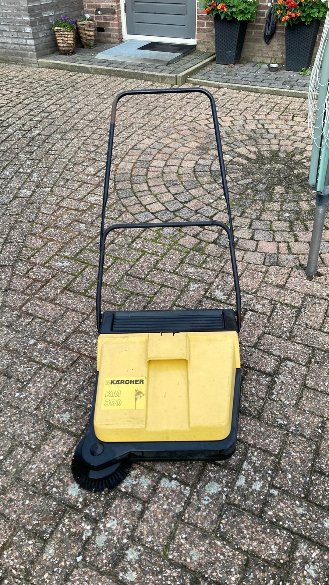 Veegmachine Kärcher km550, Ophalen, Zo goed als nieuw