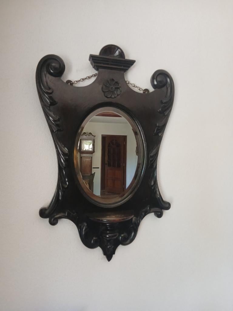 Antieke spiegel met sierlijke houten lijst en plankje, Ophalen of Verzenden, Ovaal, Minder dan 50 cm, Minder dan 100 cm