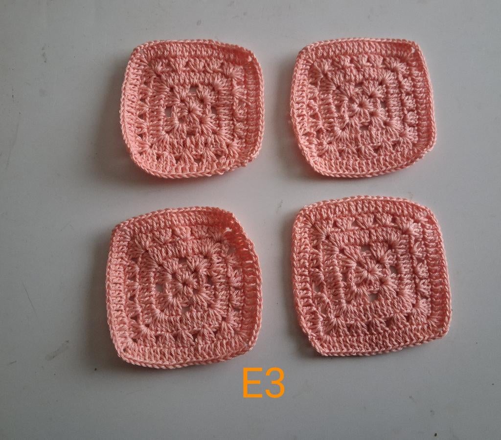 E3. 4 gehaakte onderzetters zalmkleurig., Ophalen of Verzenden, Nieuw, Haken, Overige typen