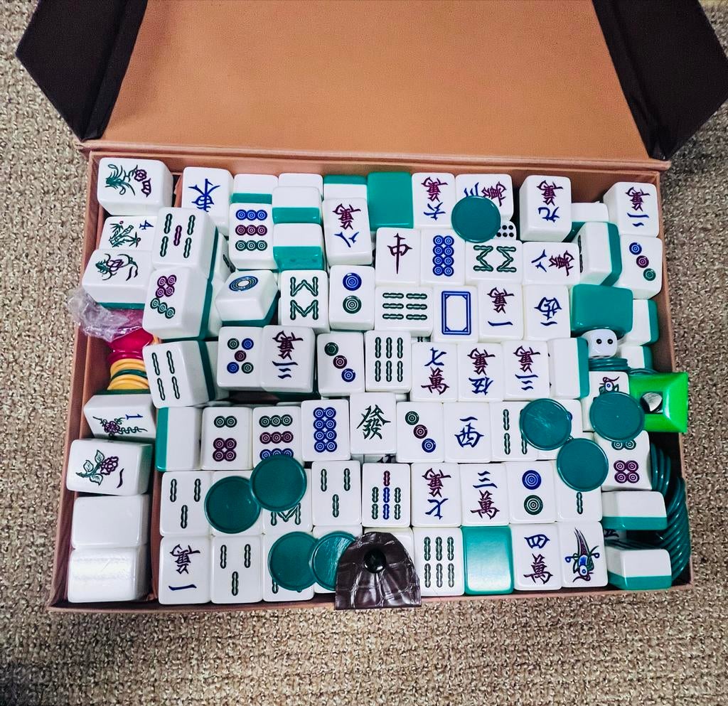 Chinees Mahjong spel - Complete set in doos, Drie of vier spelers, Ophalen of Verzenden, Zo goed als nieuw