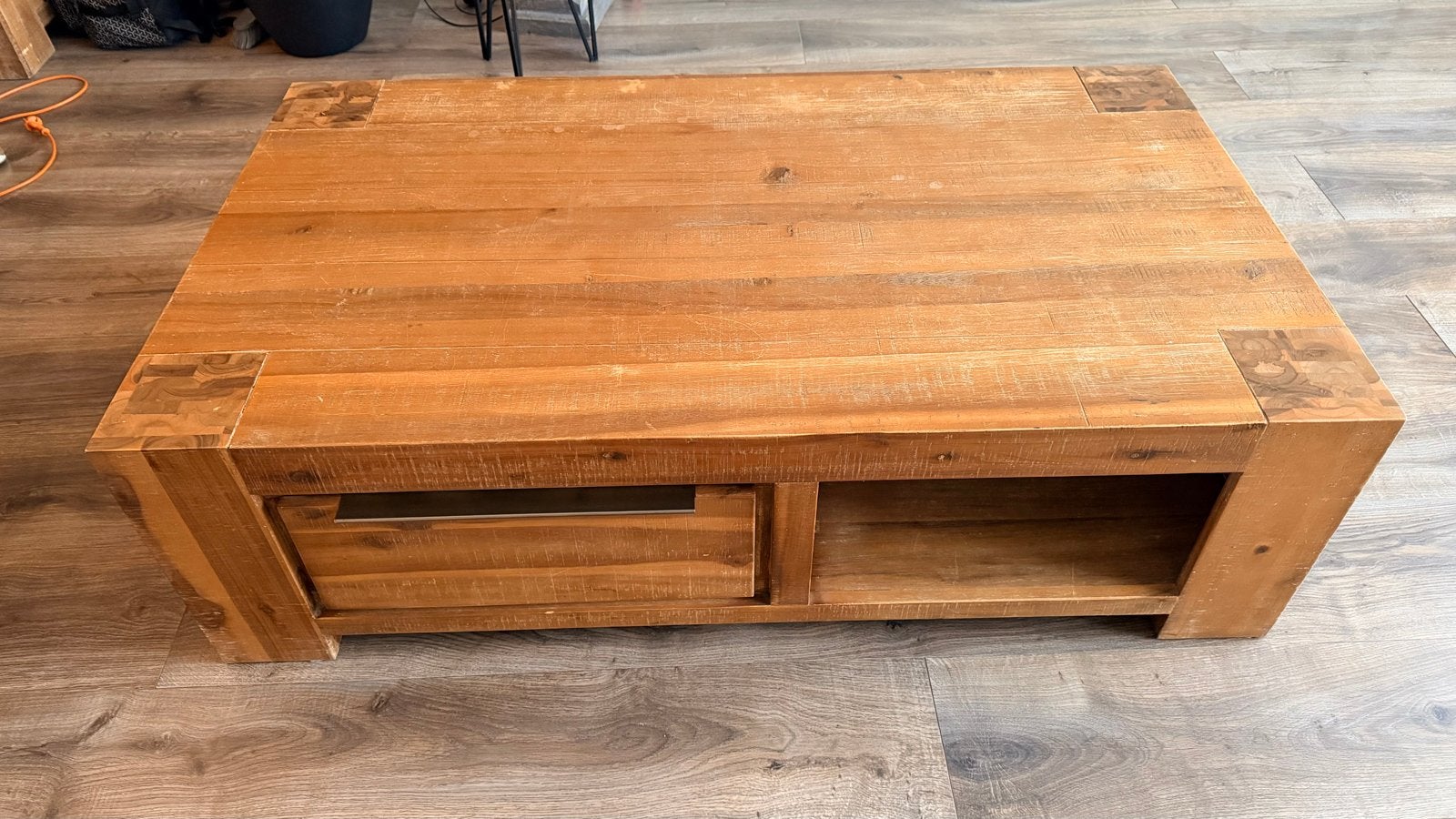 Robuuste houten salontafel met lade en opbergvak, Huis en Inrichting, Tafels | Salontafels, Ophalen, Gebruikt, 100 tot 150 cm