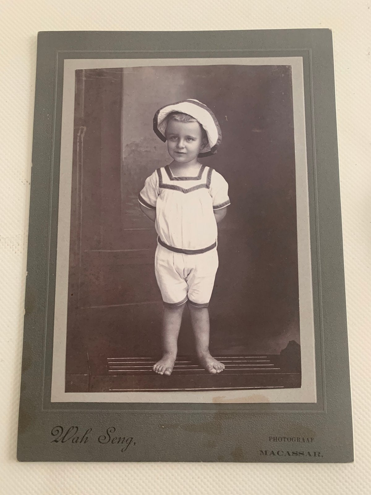Kabinetfoto Cabinetfoto Wah Seng Macadsar Nederlands Indië, Verzamelen, Foto's en Prenten, Verzenden, Voor 1940, Zo goed als nieuw
