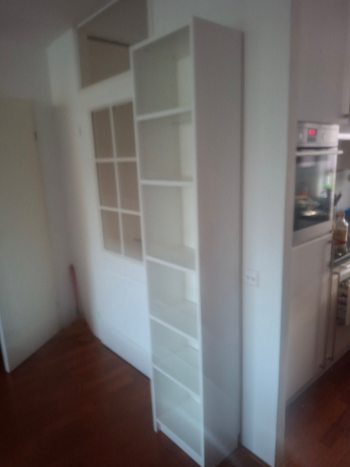 Witte smalle boekenkast met verstelbare planken, Huis en Inrichting, Kasten | Boekenkasten, Ophalen, Met plank(en), Minder dan 50 cm