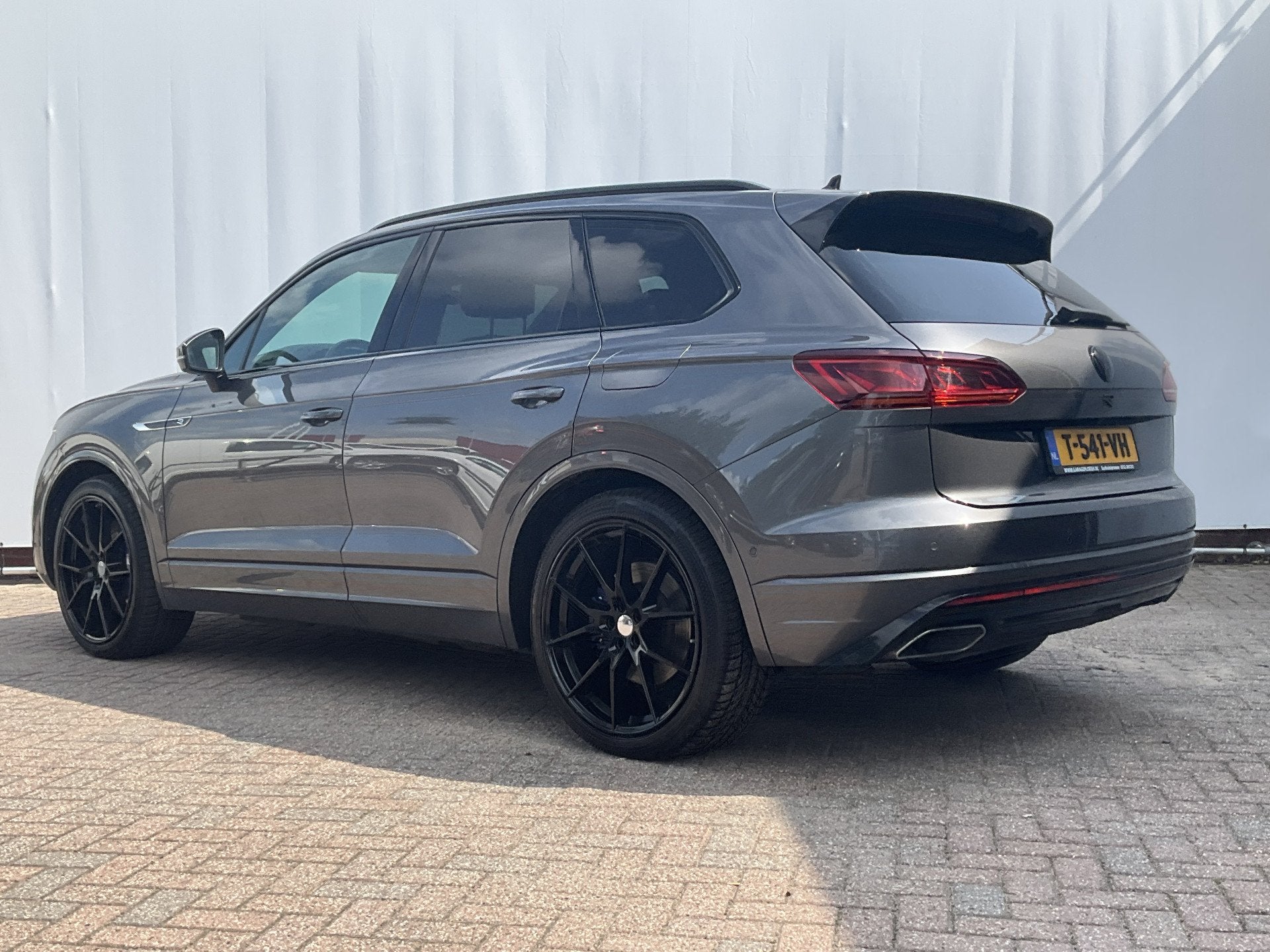Volkswagen Touareg 3.0 TSI 4MOTION R 462PK PHEV Pano Elek.Tr, Auto's, Automaat, Gebruikt, 2995 cc, 120 €/maand