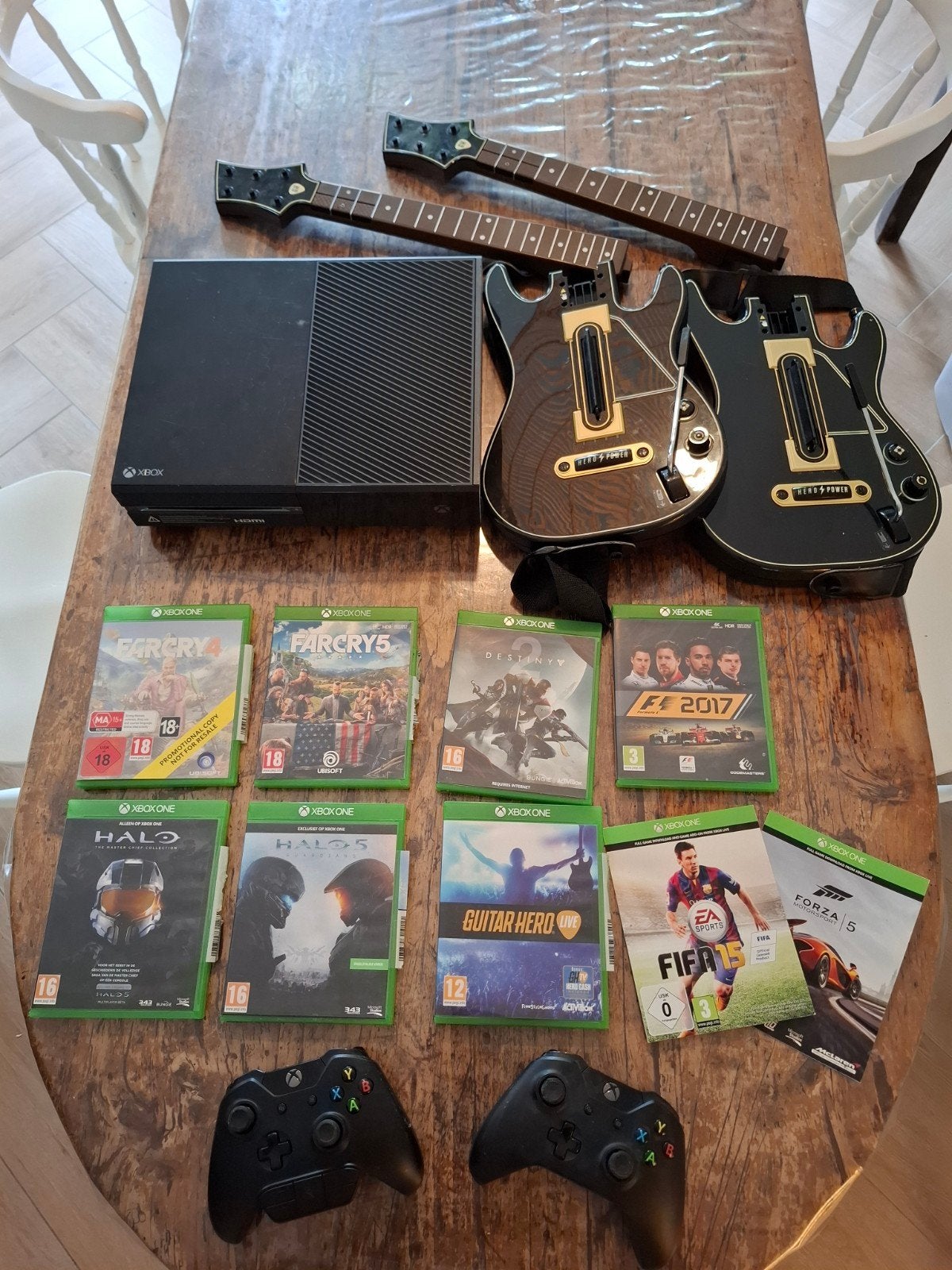 Xbox One met games, controllers en Guitar Hero gitaren, Spelcomputers en Games, Gebruikt, Vanaf 18 jaar, Overige genres, Ophalen of Verzenden