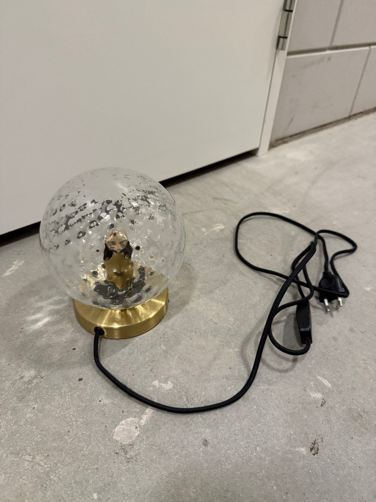 Moderne tafellamp met glazen bol en gouden voet, Ophalen of Verzenden, Zo goed als nieuw, Glas