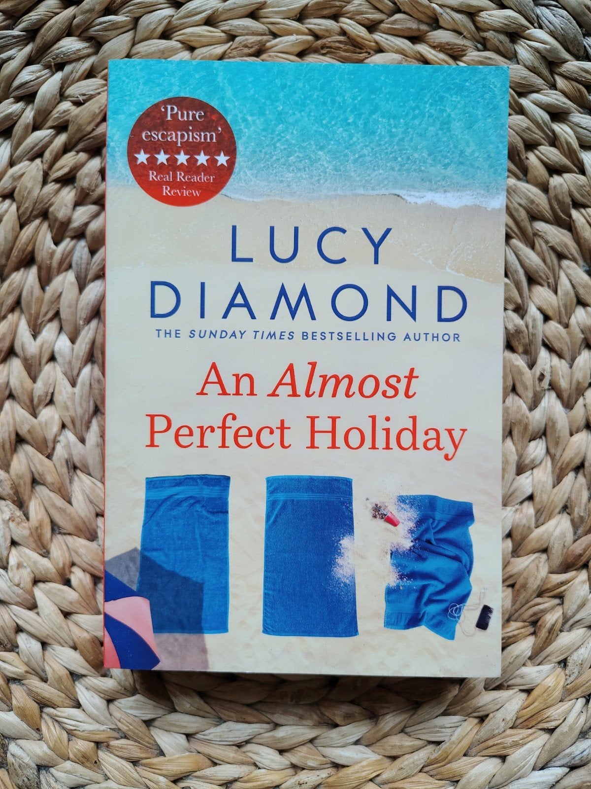 Lucy Diamond - An Almost Perfect Holiday, Ophalen of Verzenden, Zo goed als nieuw