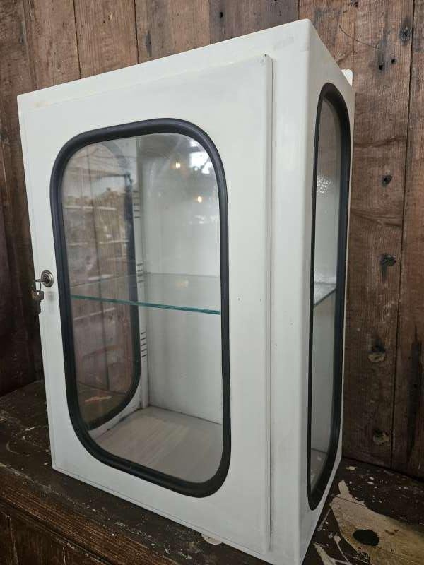 oud medicijnkastje,vitrinekastje``WOONWINKEL RUSTIEK``, Huis en Inrichting, Ophalen, Met deur(en), 50 tot 100 cm, Glas