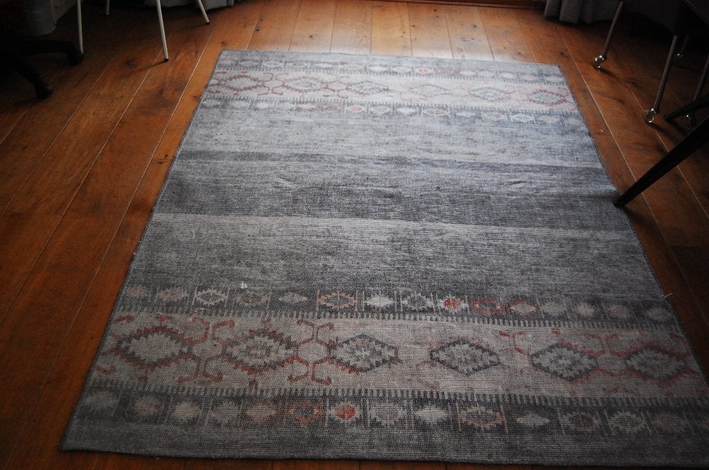 Leuk Vloerkleed Grijs, Creme en Klein Beetje Rood. 1.60x2.30, Ophalen, Gebruikt, 100 tot 150 cm, 200 cm of meer