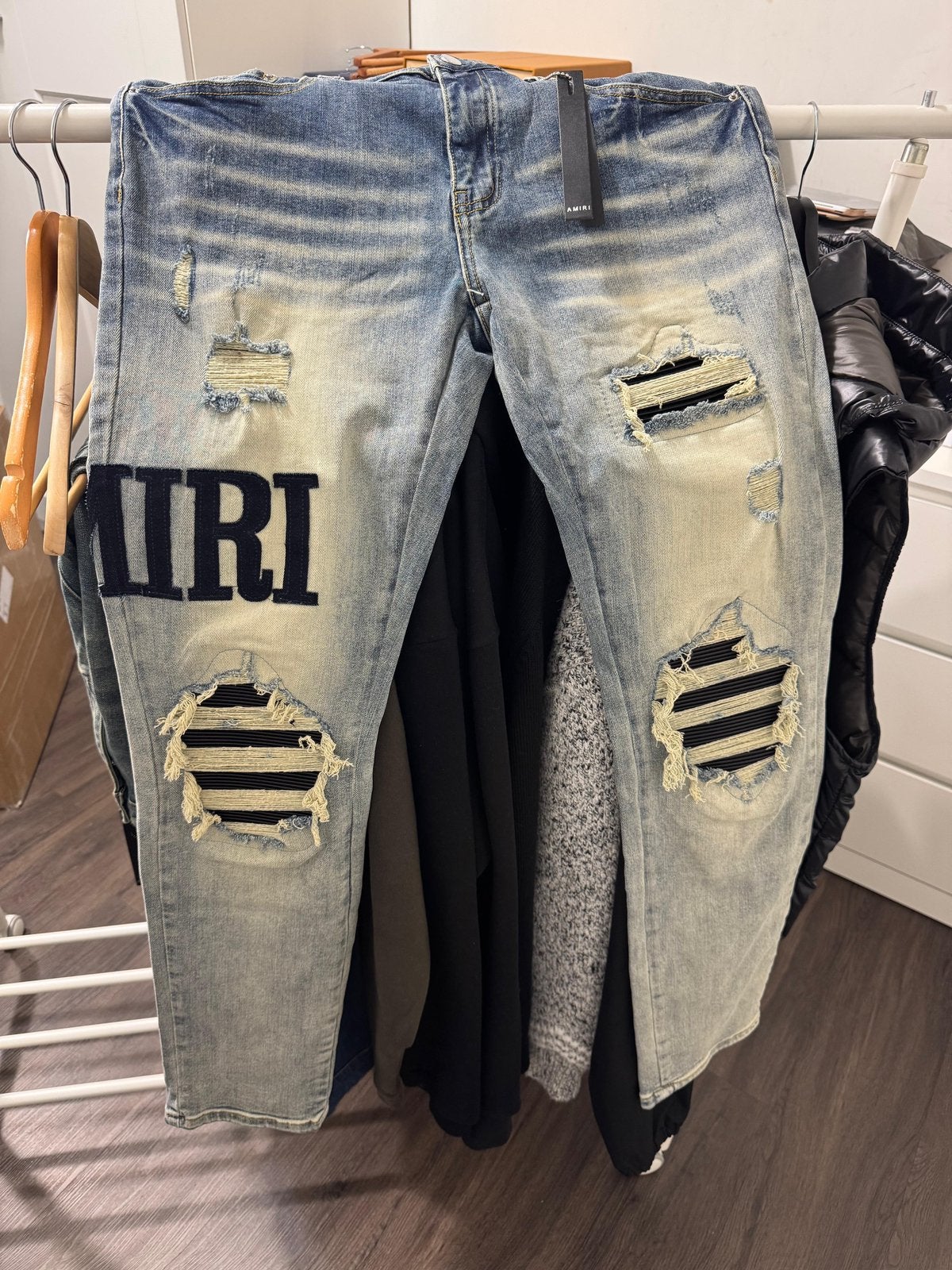 Amiri Varsity Logo Repair jeans, Kleding | Heren, Spijkerbroeken en Jeans, Ophalen of Verzenden, Nieuw, Blauw