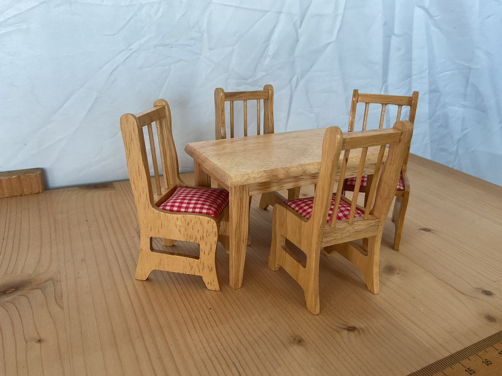 Tafel met 4 stoelen voor in poppenhuis, Verzamelen, Ophalen of Verzenden, Zo goed als nieuw, Poppenhuis