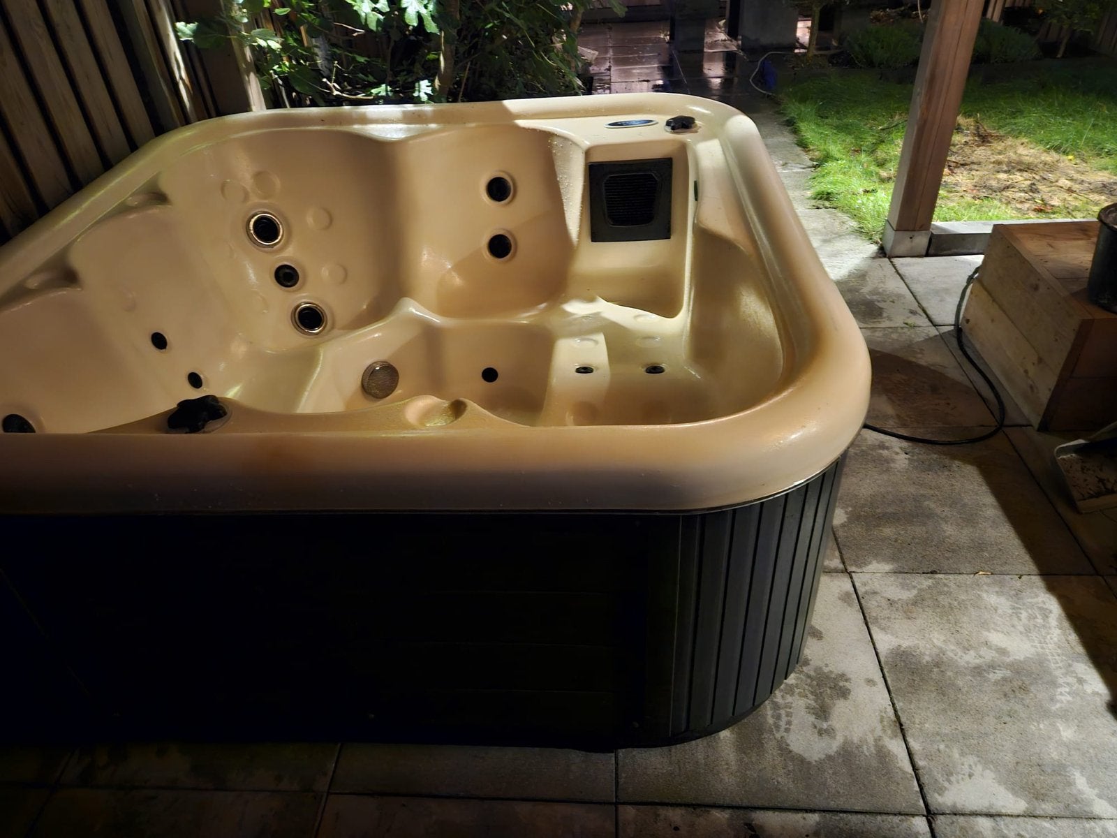 Balboa 5-persoons Jacuzzi met Verlichting en Afdekking, Ophalen, Gebruikt, Afdekzeil, Vast