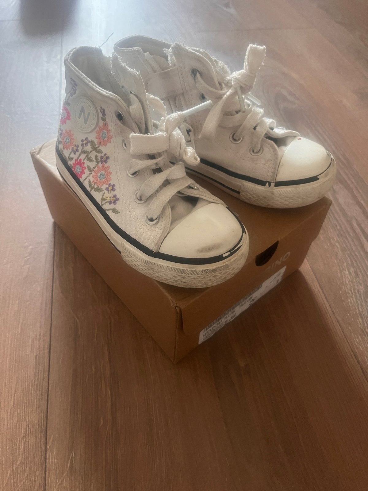 Naturino Gympen Maat 26 - Wit met bloemenprint, Ophalen of Verzenden, Meisje, Sportschoenen