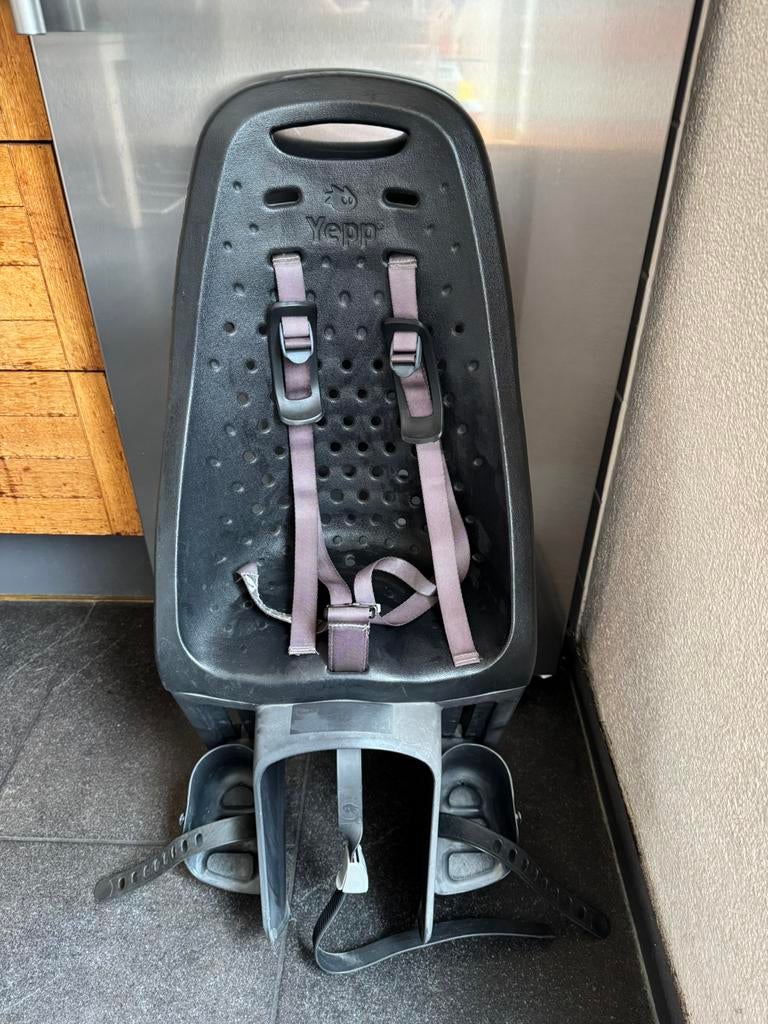 Zwart Yepp maxi easyfit kinderzitje achter izgs, Fietsen en Brommers, Fietsaccessoires | Fietsstoeltjes, Ophalen, Zo goed als nieuw