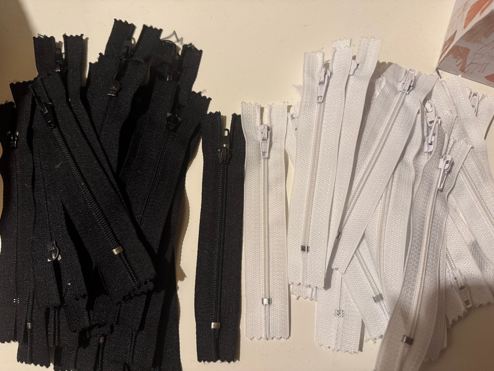 YKK Ritsen 10cm - 25x wit, 25x zwart, Hobby en Vrije tijd, Naaien en Fournituren, Ophalen of Verzenden, Nieuw, Rits of Sluiting