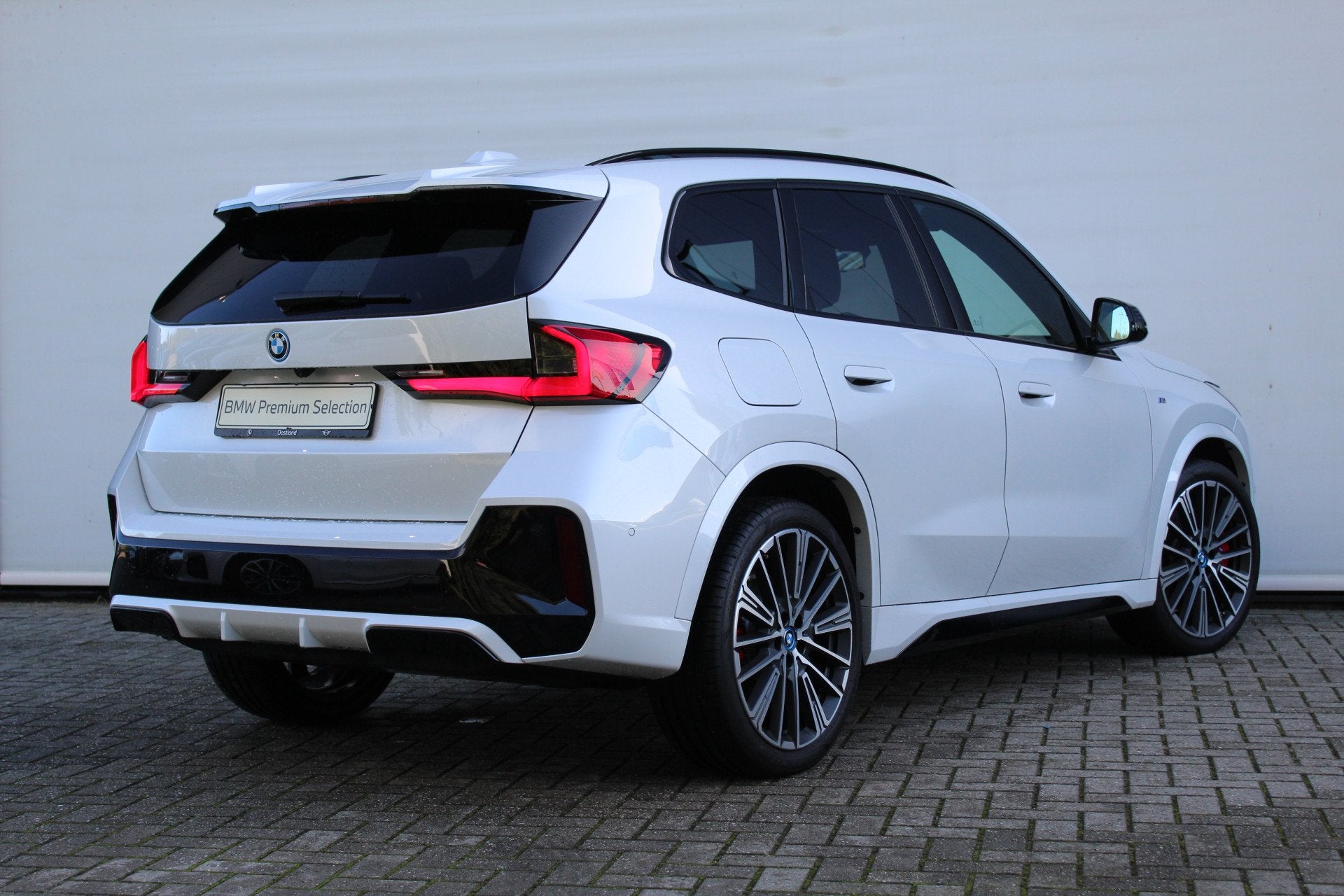 BMW iX1 eDrive20 M Sport / Panoramadak / Sportstoelen / Comf, Dealer onderhouden, Gebruikt, Met garantie (alle), 24 min