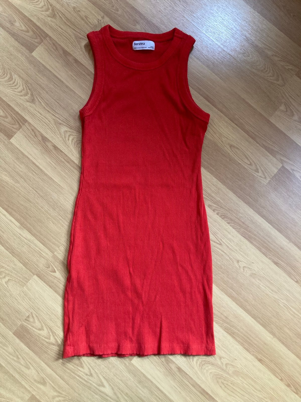 Rode geribbelde mini-jurk van Bershka, maat M, Kleding | Dames, Maat 38/40 (M), Ophalen of Verzenden, Zo goed als nieuw, Boven de knie