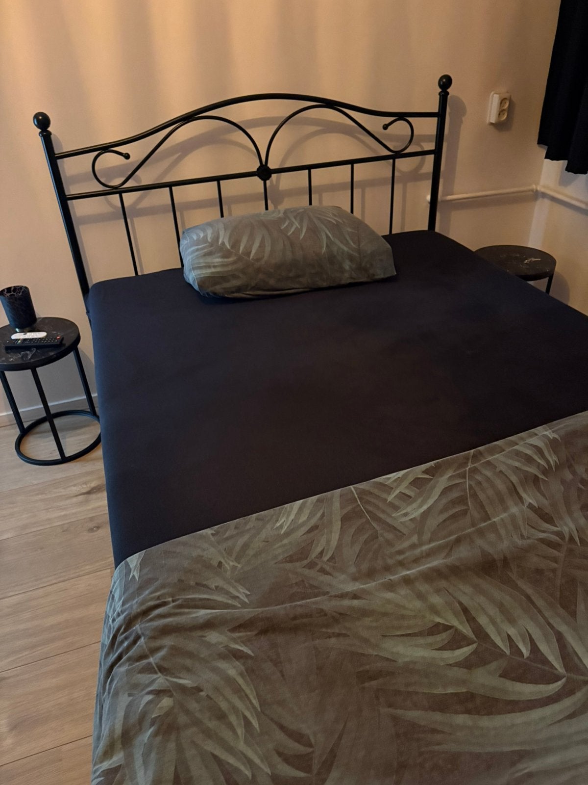 Twijfelaar bed, Ophalen, Zwart, Zo goed als nieuw, Twijfelaar