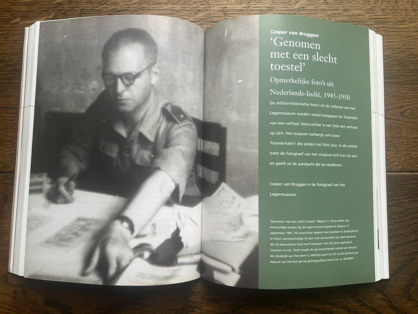 Naslagwerk oa KNIL foto's politionele acties wapens etc, Verzamelen, Verzenden, Nederland, Boek of Tijdschrift
