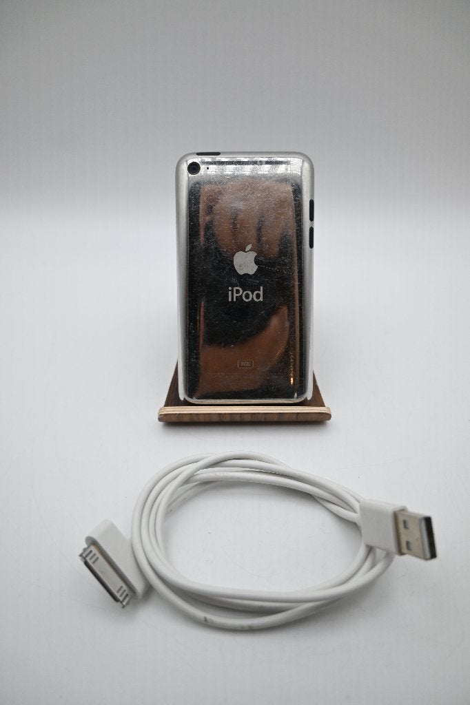 iPod Touch 8GB ( Model A1367 ) + laad kabel