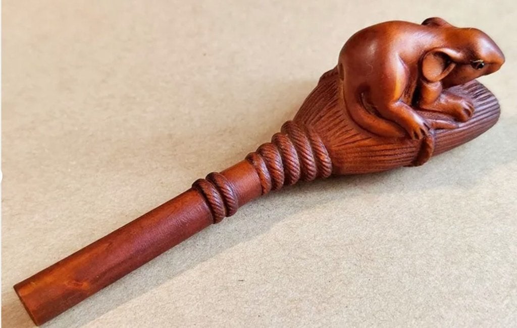 Hardhouten Netsuke van een muis op een bezem, Antiek en Kunst, Kunst | Niet-Westerse kunst, Hout, Bruin, Ophalen of Verzenden