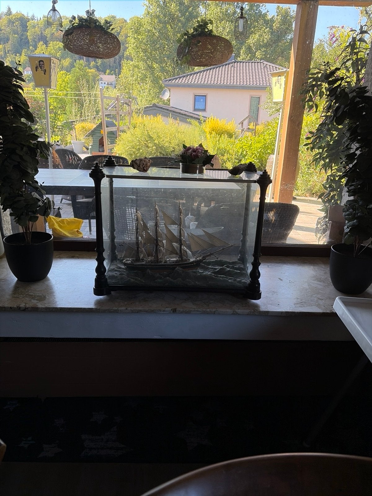 Gedetailleerd scheepsmodel in glazen vitrine, Ophalen of Verzenden