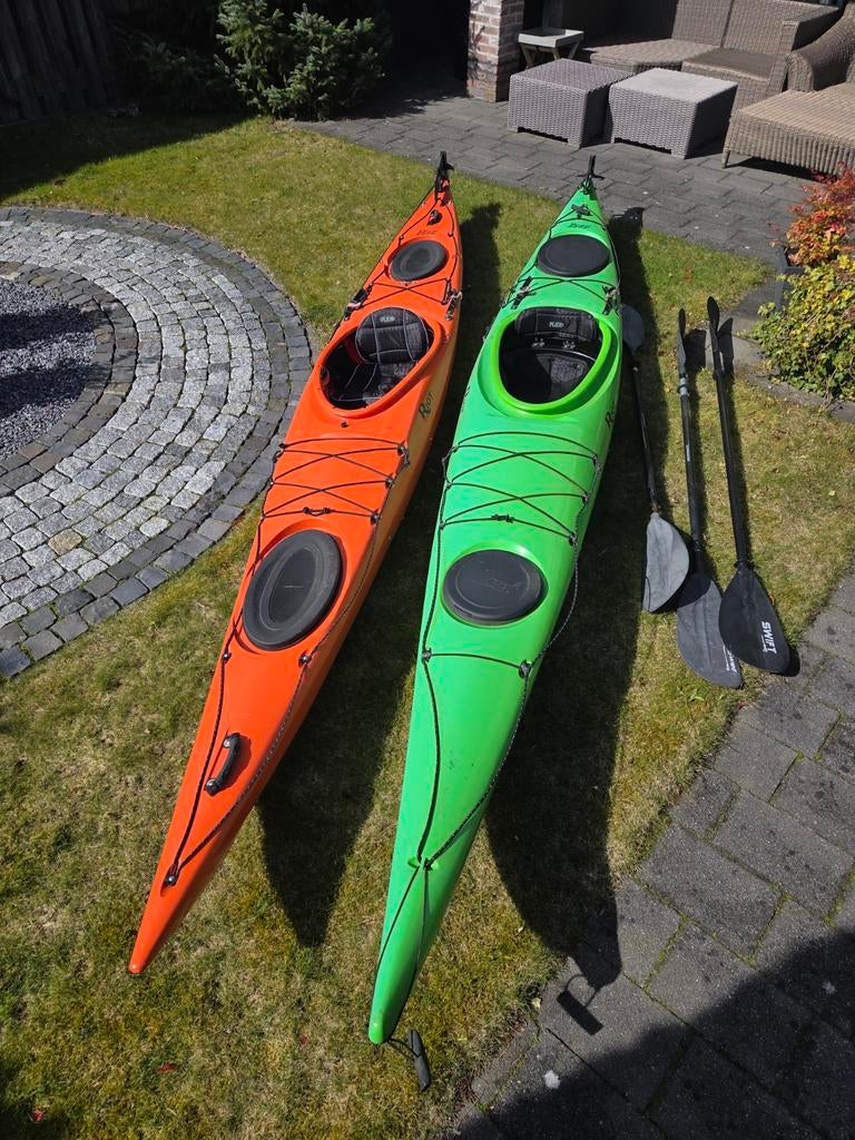 Twee Riot Kayaks (Edge 15 en Edge 14.5) met peddels, Watersport en Boten, Ophalen