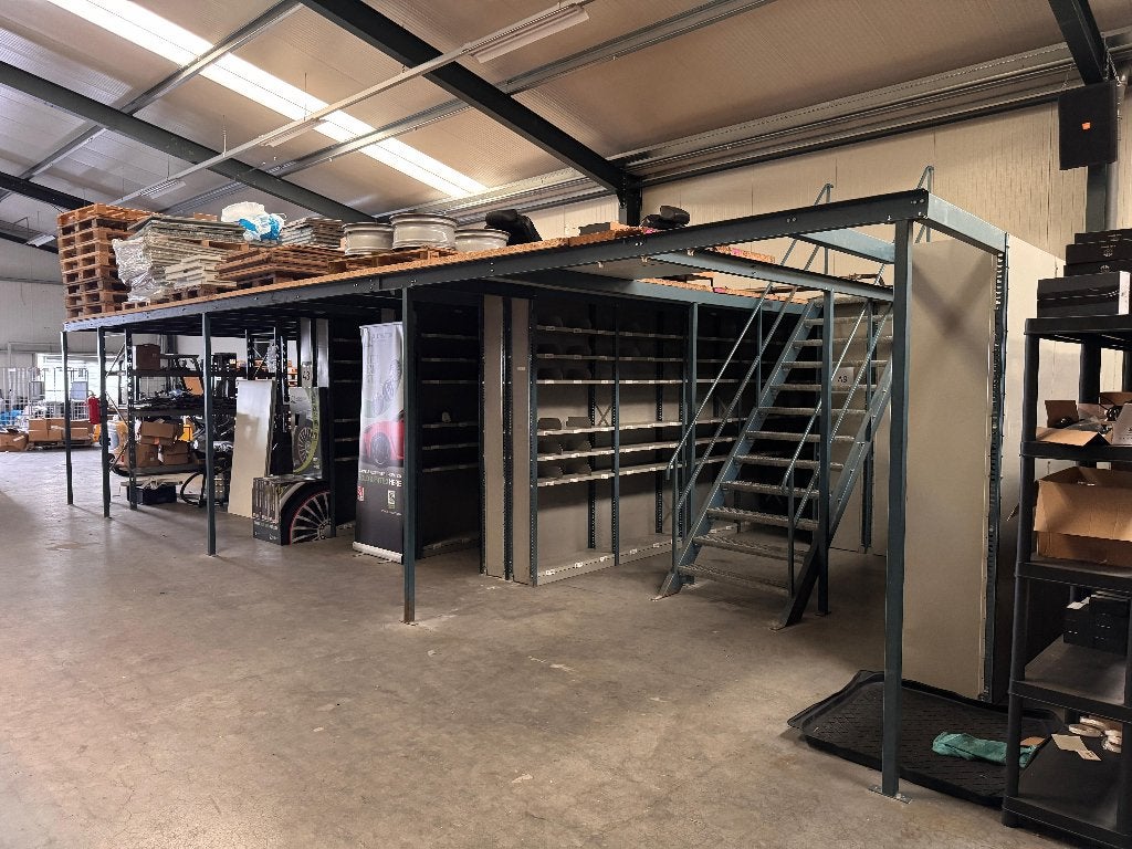 Robuuste stalen entresolvloer / magazijnstelling ca. 80 m², Ophalen