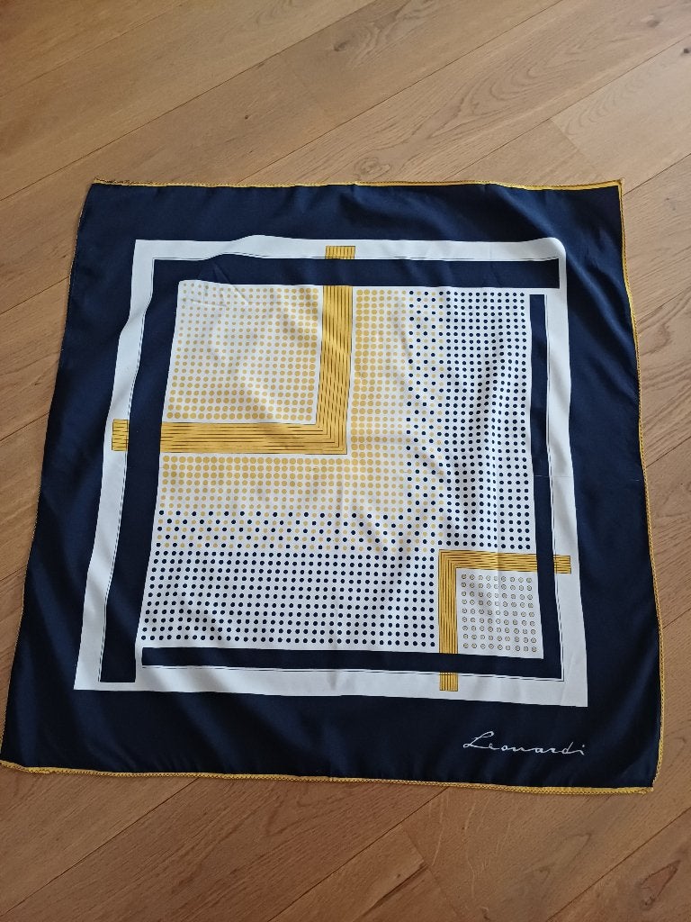 Prachtige vintage Leonardi zijden sjaal 72 x 72 cm, Ophalen of Verzenden, Zo goed als nieuw, Sjaal, Maat 46/48 (XL) of groter