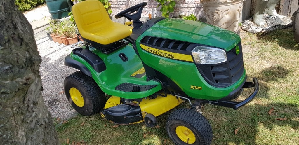 Zitmaaier John Deere X125 met aanhanger en beschermhoes, Cirkelmaaier, Versnellingen, Zo goed als nieuw, Benzine-grasmaaier