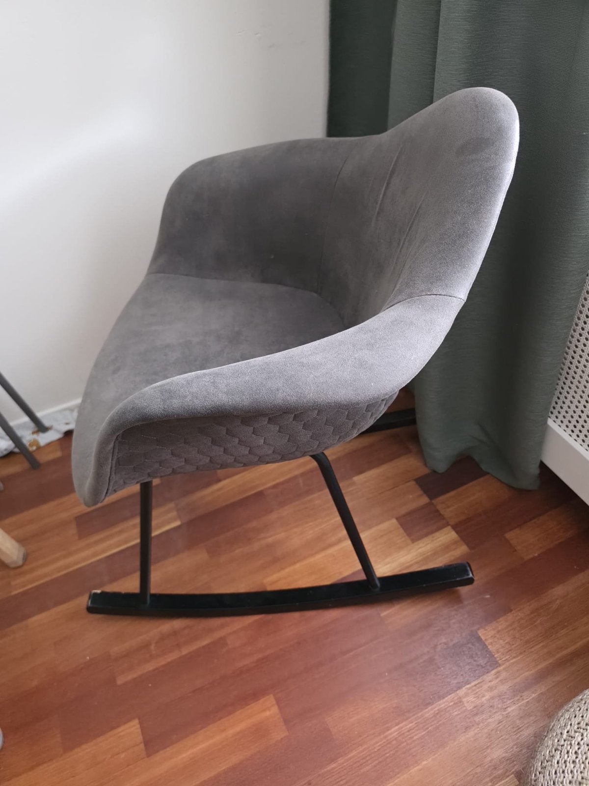 Moderne Grijze Schommelstoel - Comfortabel en Stijlvol, Huis en Inrichting, Stoelen, Ophalen, Gebruikt, Eén, Stof
