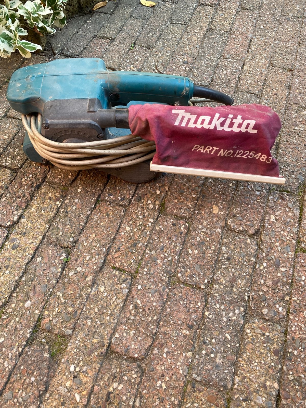Makita 9911 Bandschuurmachine met stofzak, Ophalen, Gebruikt, 600 tot 1200 watt, Bandschuurmachine