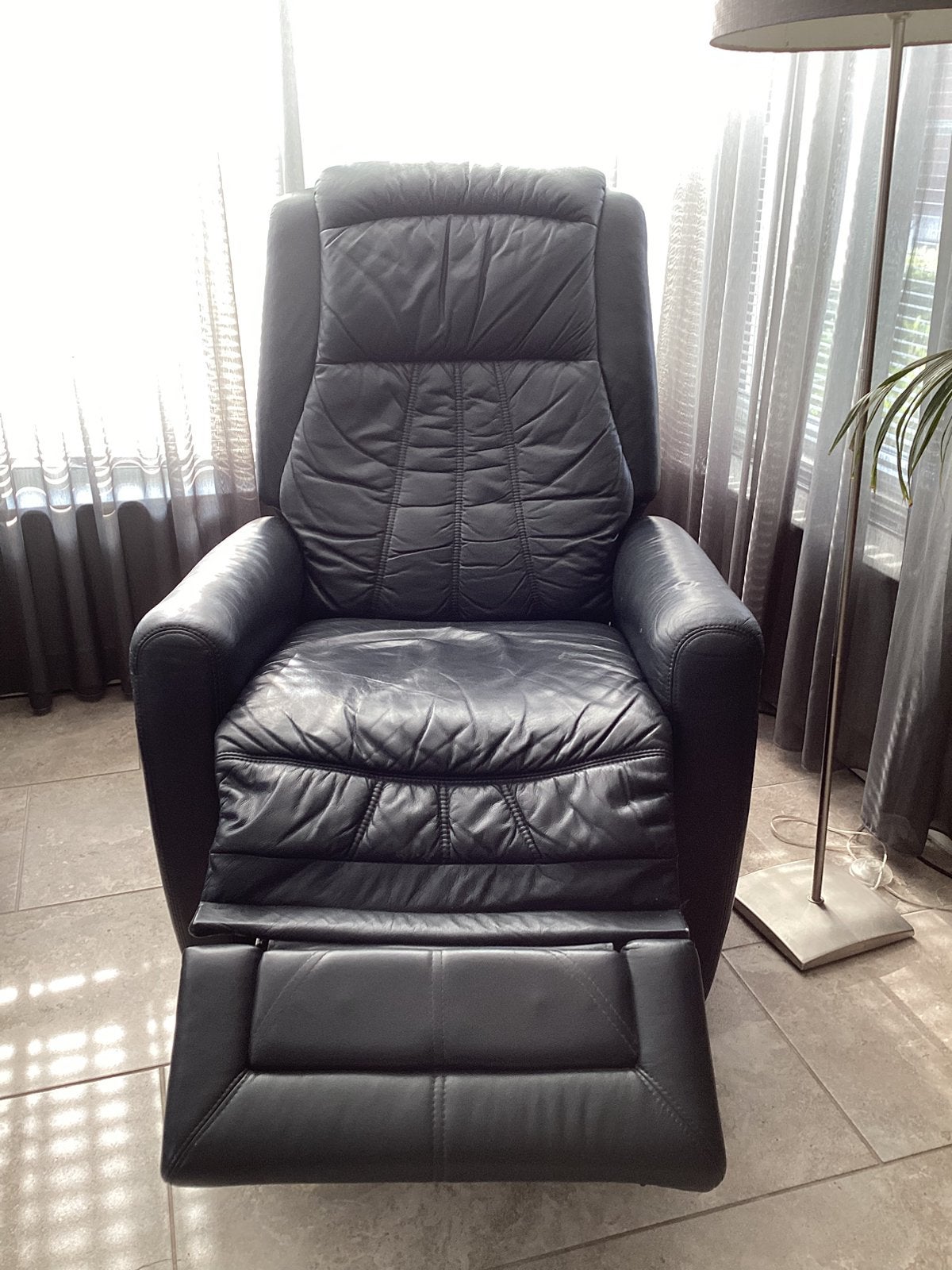 Relaxstoel Himo full massage blauw leder, Ophalen, Zo goed als nieuw, 50 tot 75 cm