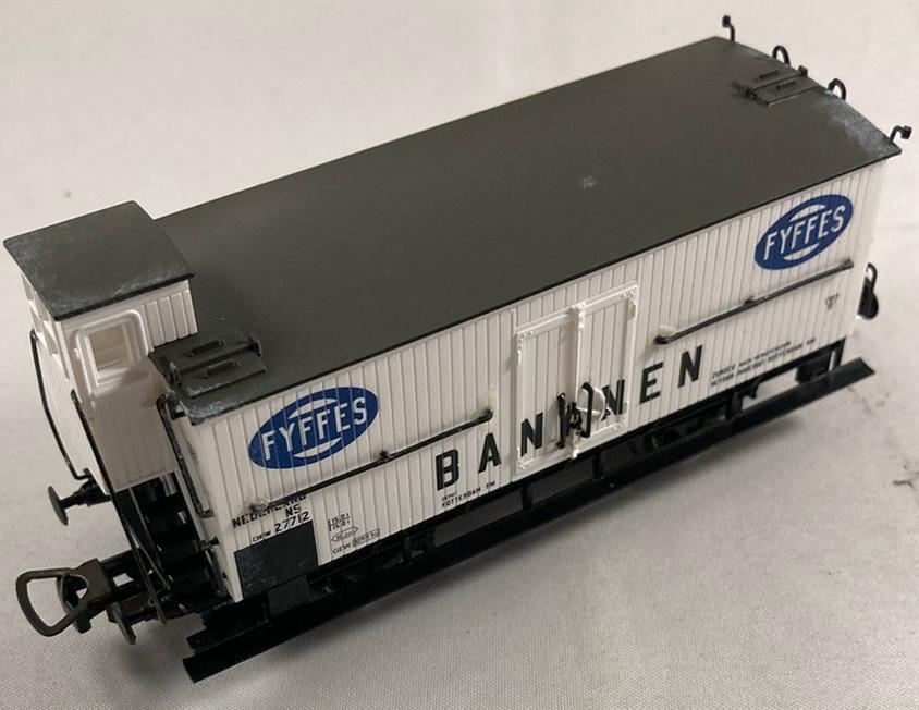 Piko NS koelwagon Fyffes met remmershuis en spaakwielen, Gelijkstroom, Wagon, Piko, Ophalen of Verzenden