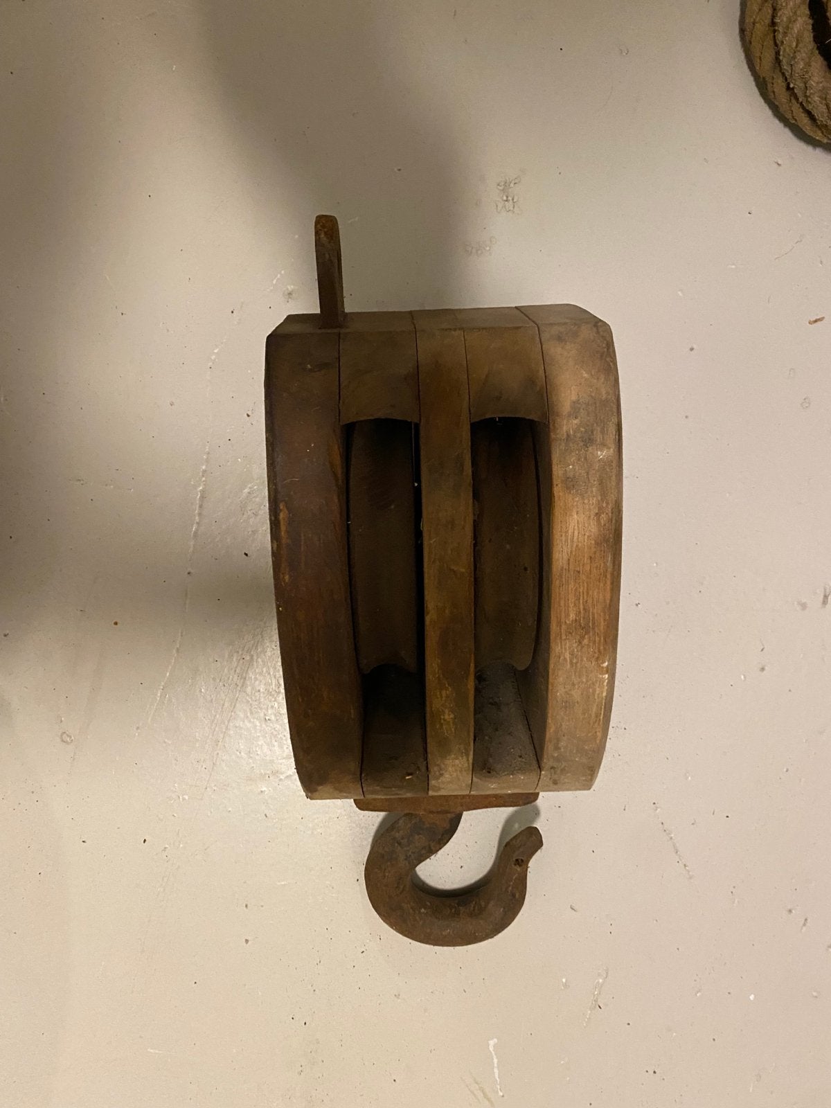 Antieke houten katrol met haak - Decoratief scheepvaartitem, Ophalen of Verzenden