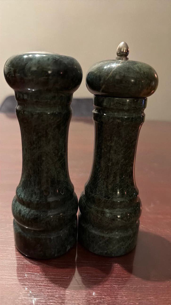 Vintage groen marmeren pepermolen en bijpassend zoutvaatje, Ophalen of Verzenden
