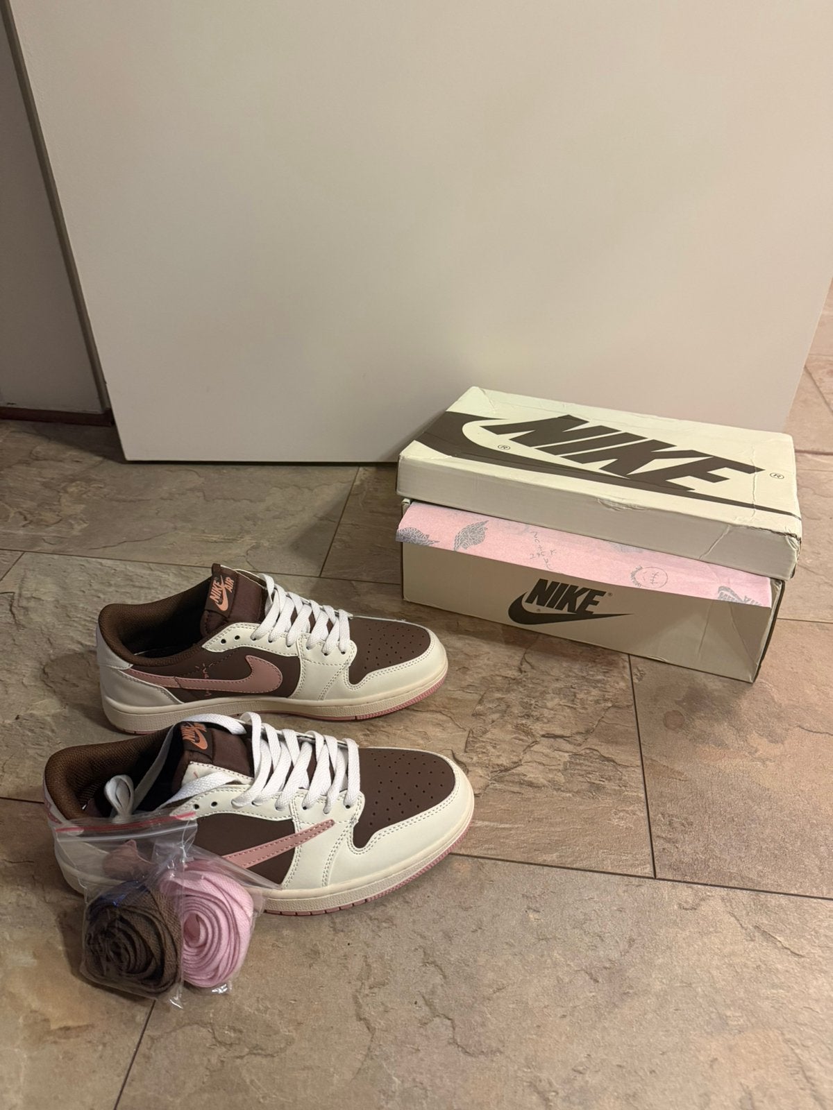 Nike travis scott low maat 41, Ophalen of Verzenden, Zo goed als nieuw, Sneakers of Gympen