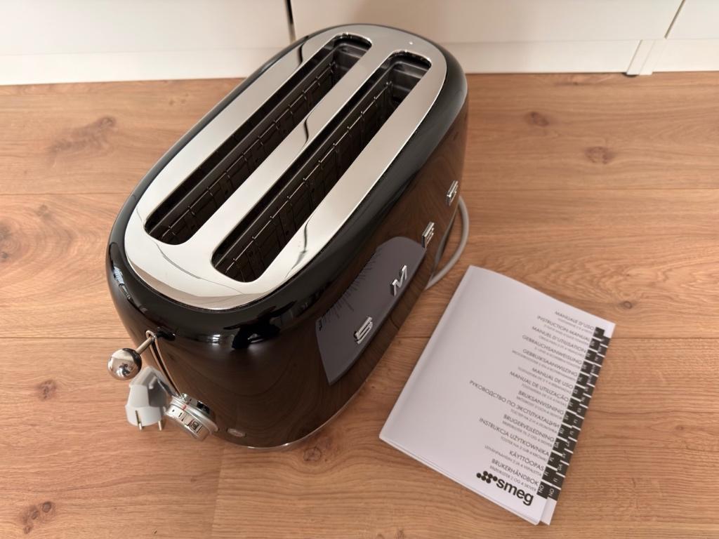 Zeer nette Smeg broodrooster TSF02BLEU lange uitvoering, Witgoed en Apparatuur, Broodroosters, Ophalen, Zo goed als nieuw, Uitneembare kruimellade