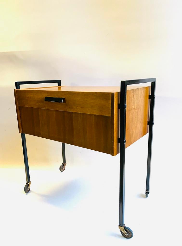 Teak Mid Century kastje / naaikist op wieltjes