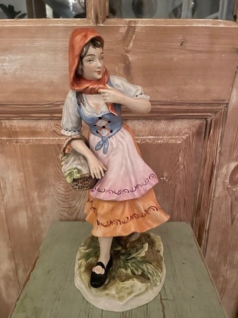 Groot vintage beeld porselein. Meisje met hoofddoek en mand., Antiek en Kunst, Antiek | Porselein, Ophalen