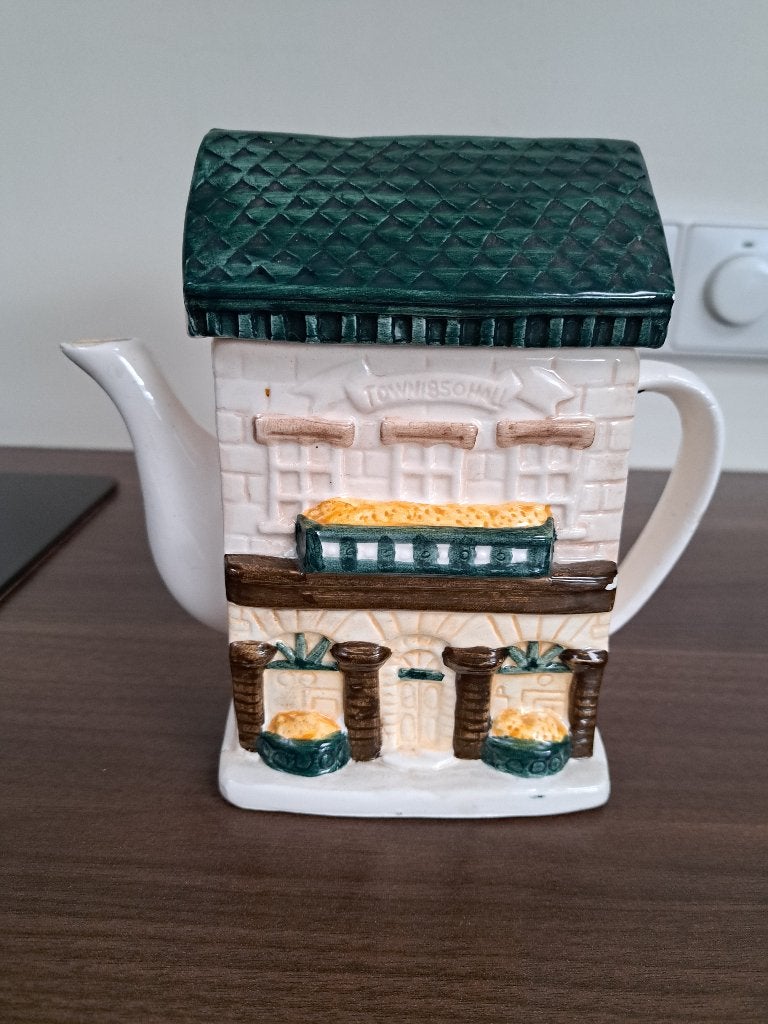 grappige koffiepot in de vorm van een huisje, Verzamelen, Porselein, Kristal en Bestek, Ophalen of Verzenden, Zo goed als nieuw