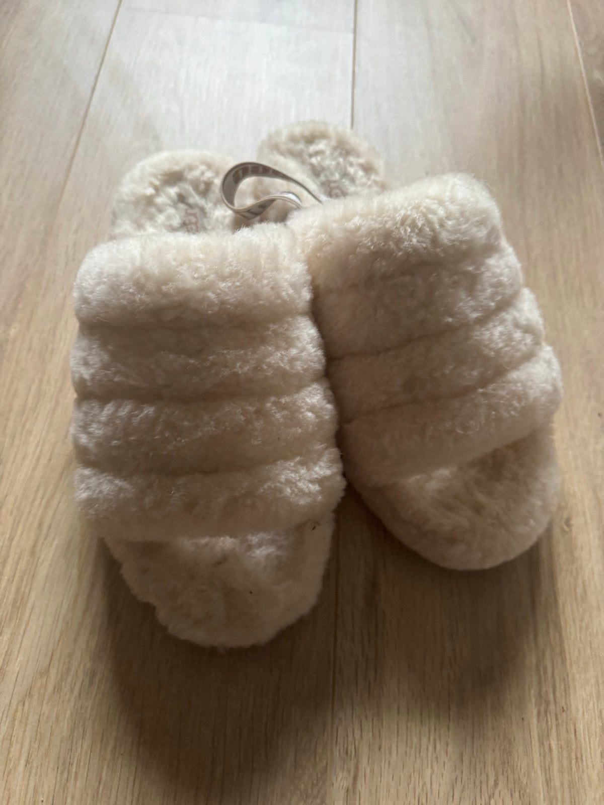 Ugg Fluff Yeah Slide Pantoffels - Zo goed als nieuw, Ophalen of Verzenden, Zo goed als nieuw, Beige, Slippers